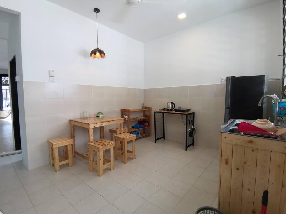 Modern , Spacious Gambang Ump 18 Guest House Exterior photo