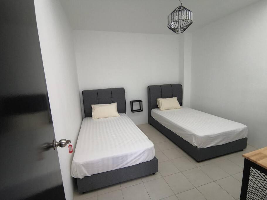 Modern , Spacious Gambang Ump 18 Guest House Exterior photo